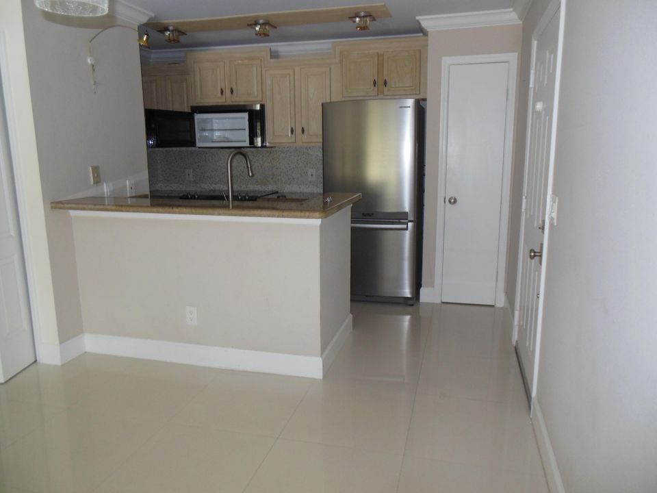 For Sale: $220,000 (1 beds, 1 baths, 636 Square Feet)