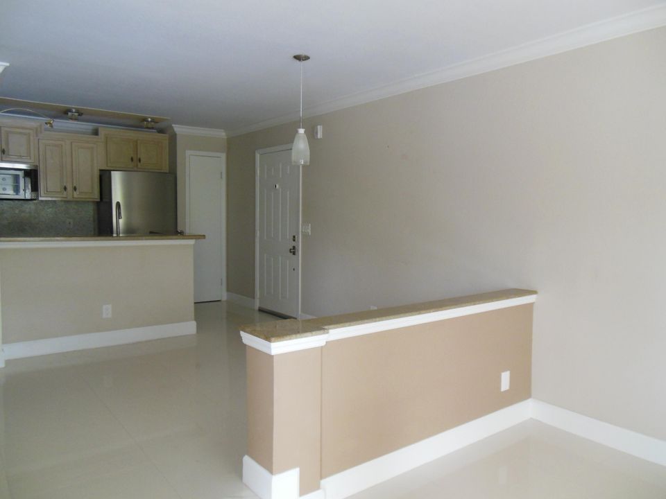 For Sale: $220,000 (1 beds, 1 baths, 636 Square Feet)