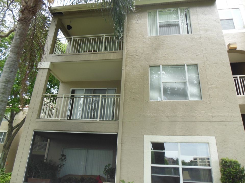 For Sale: $220,000 (1 beds, 1 baths, 636 Square Feet)