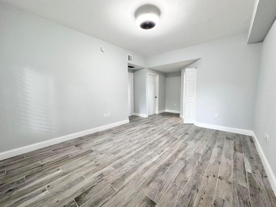 For Sale: $279,000 (1 beds, 1 baths, 955 Square Feet)