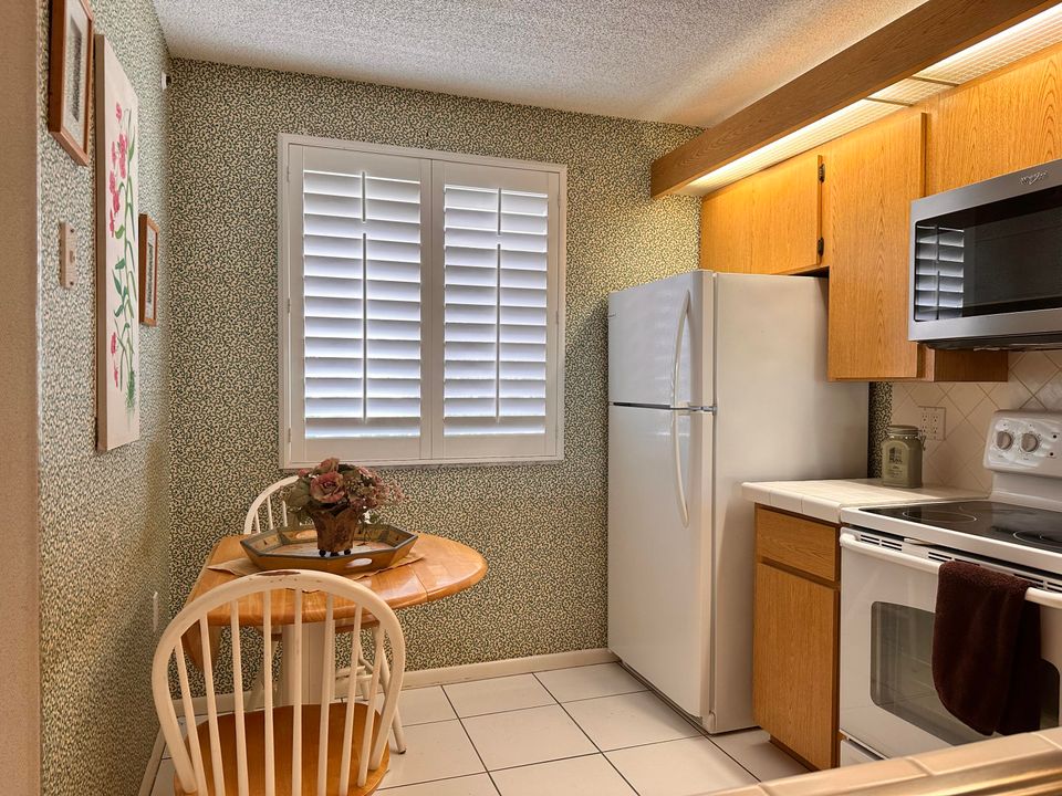 For Sale: $300,000 (2 beds, 2 baths, 1385 Square Feet)