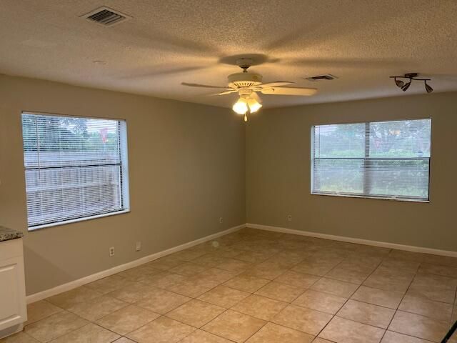 For Rent: $2,150 (1 beds, 1 baths, 1900 Square Feet)