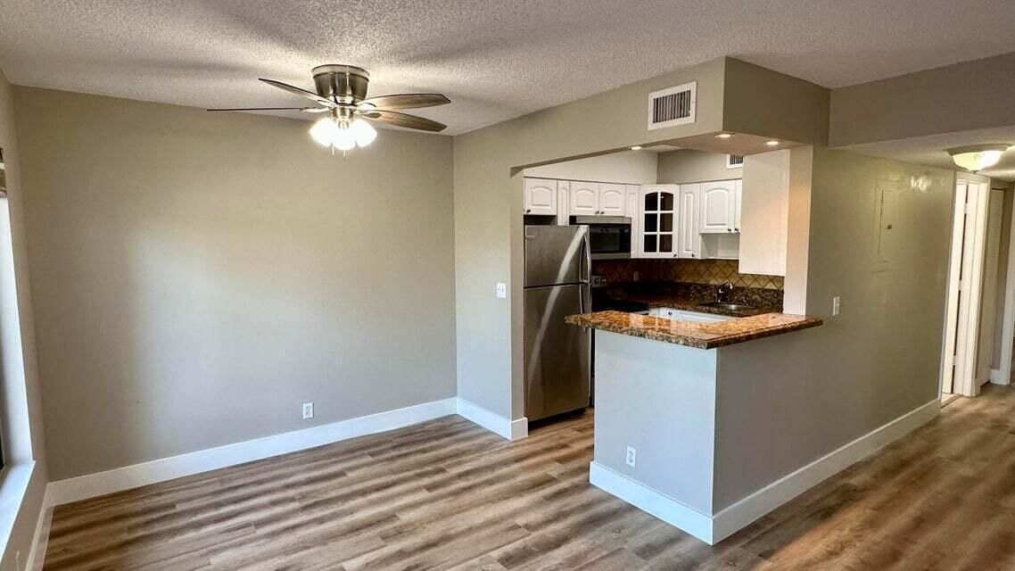 For Rent: $2,300 (2 beds, 2 baths, 960 Square Feet)