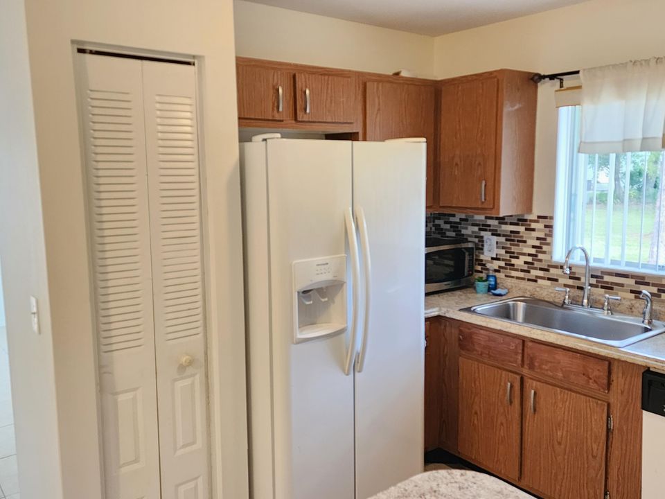 For Sale: $239,900 (2 beds, 2 baths, 1041 Square Feet)