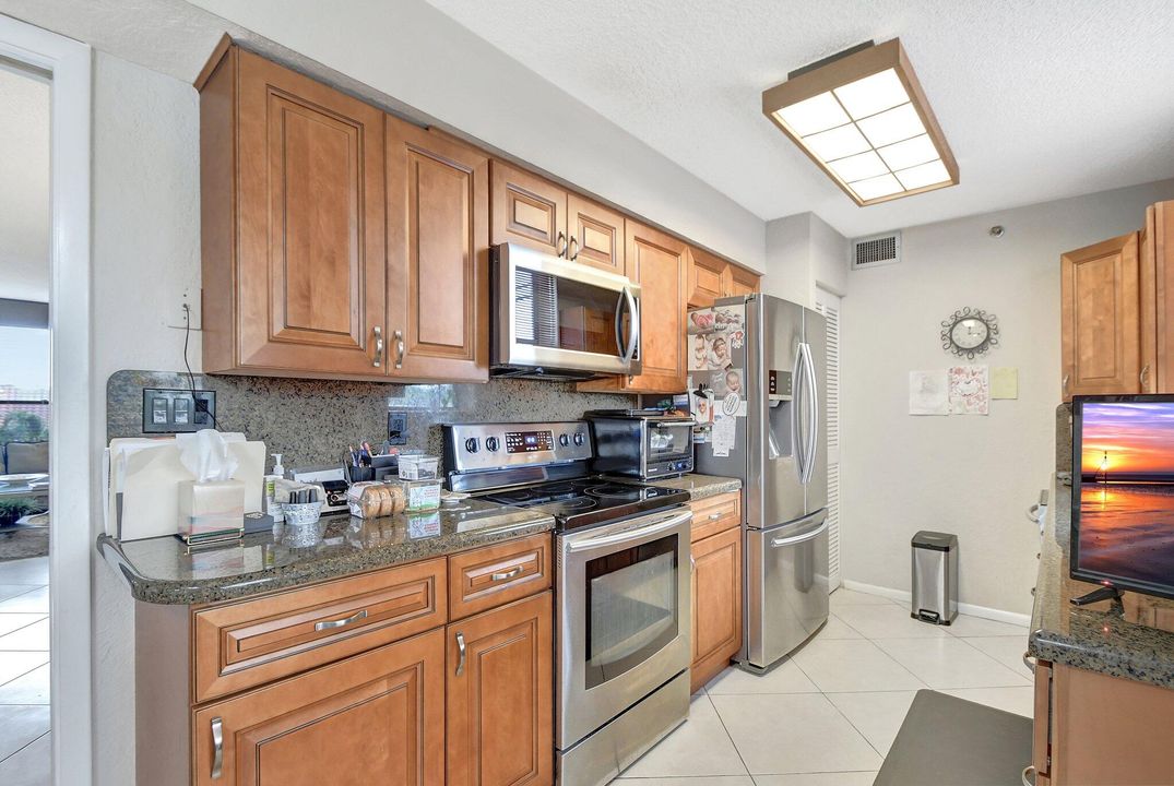 For Sale: $389,000 (2 beds, 2 baths, 1698 Square Feet)