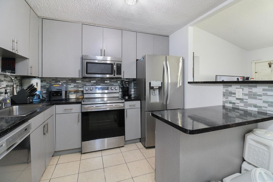 For Rent: $2,300 (2 beds, 2 baths, 948 Square Feet)