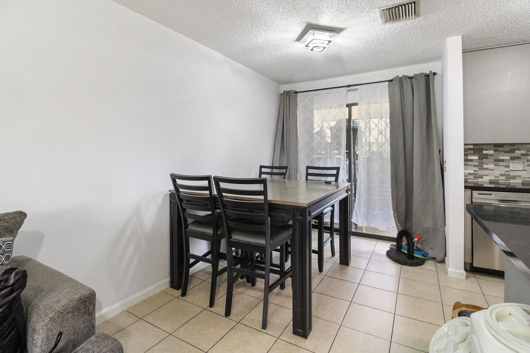 For Rent: $2,300 (2 beds, 2 baths, 948 Square Feet)