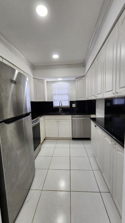 For Rent: $2,300 (2 beds, 2 baths, 950 Square Feet)