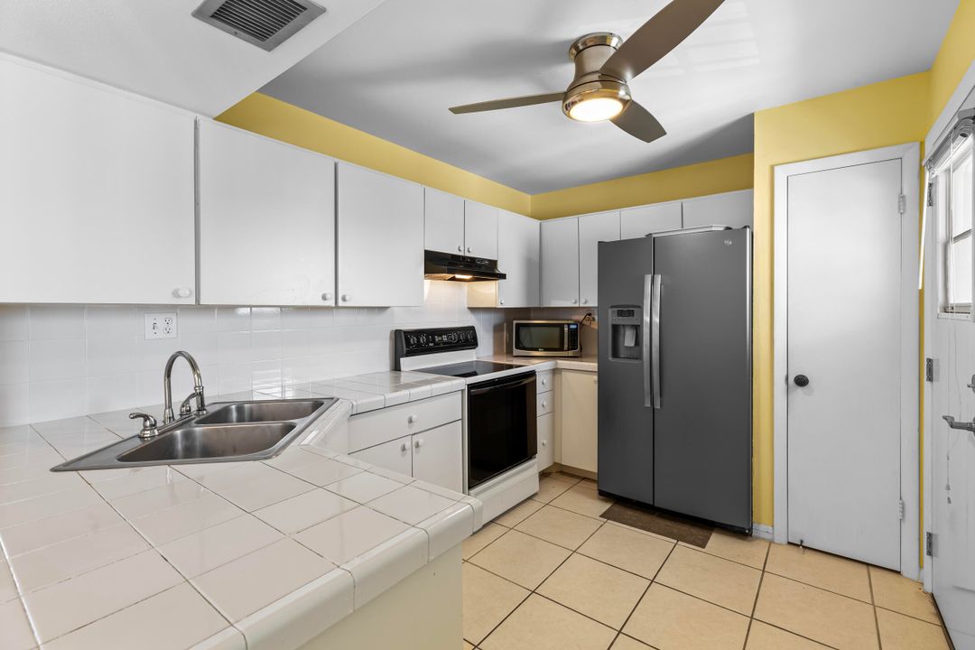 For Sale: $399,900 (2 beds, 2 baths, 1276 Square Feet)