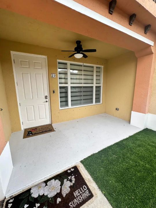 For Rent: $2,300 (2 beds, 2 baths, 1004 Square Feet)