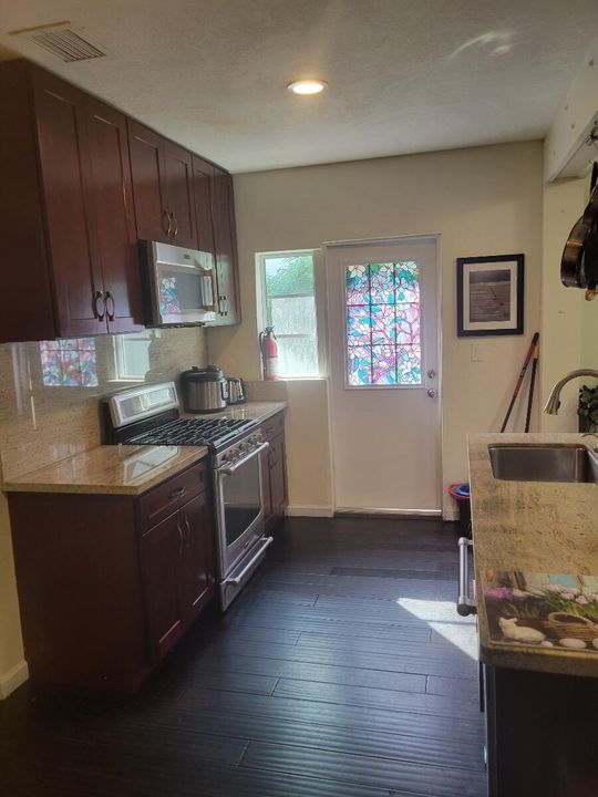 For Rent: $1,700 (1 beds, 1 baths, 750 Square Feet)