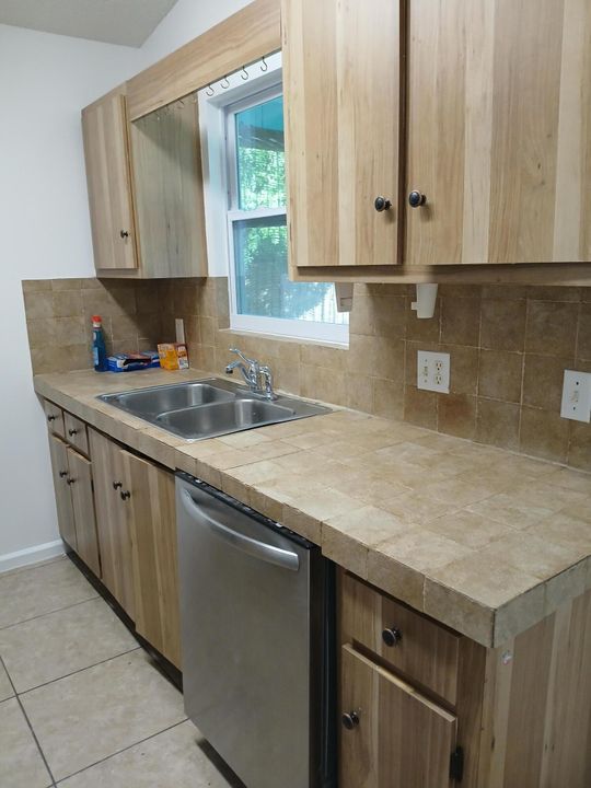 For Rent: $2,350 (2 beds, 2 baths, 936 Square Feet)