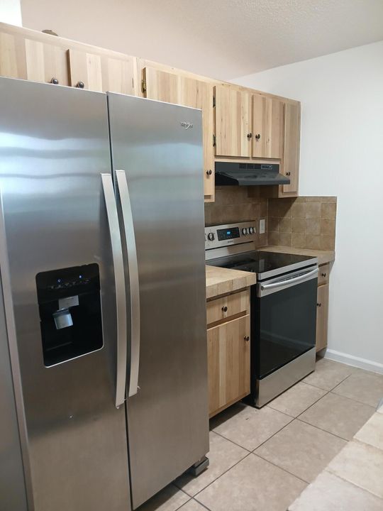 For Rent: $2,350 (2 beds, 2 baths, 936 Square Feet)