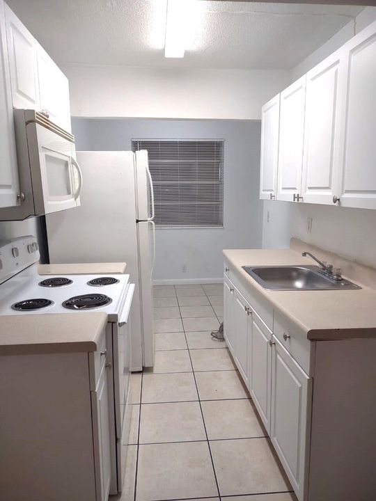 For Sale: $189,900 (1 beds, 1 baths, 658 Square Feet)