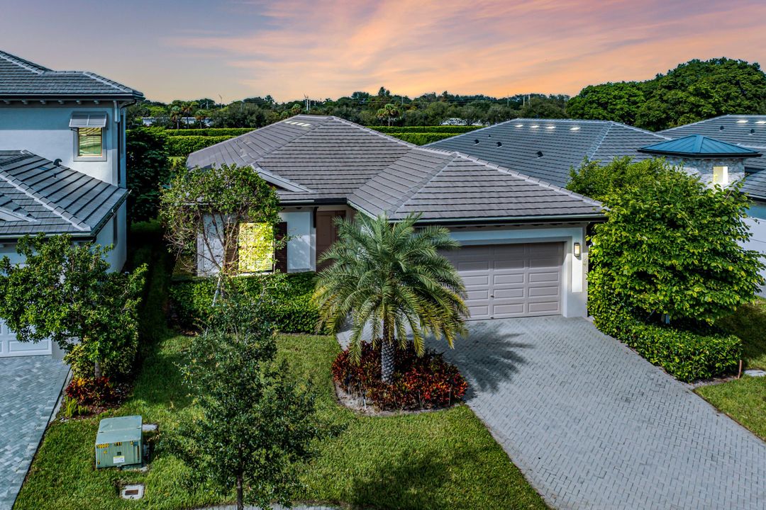 For Sale: $1,195,000 (3 beds, 2 baths, 2555 Square Feet)