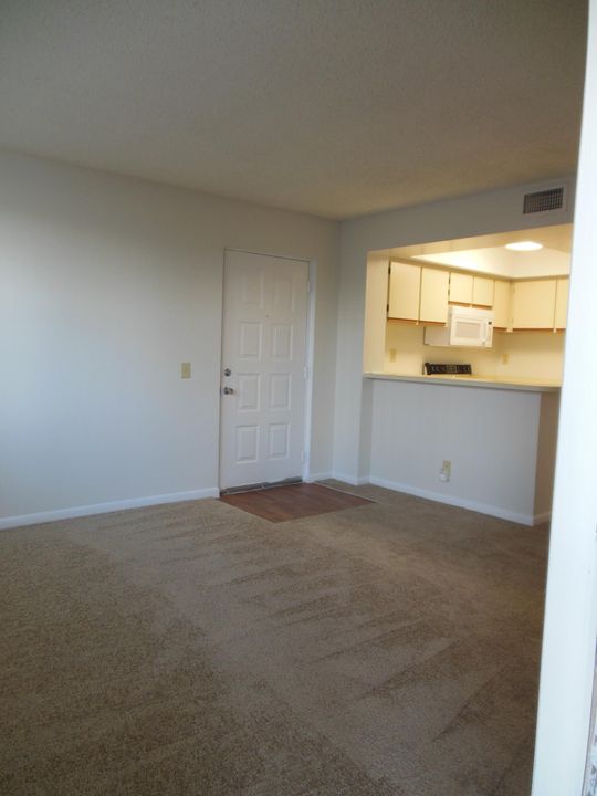 For Rent: $1,500 (1 beds, 1 baths, 728 Square Feet)