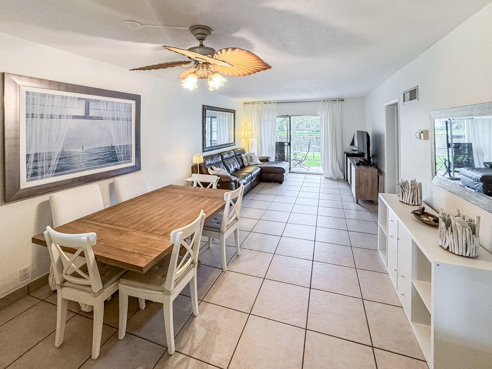 For Sale: $259,000 (2 beds, 2 baths, 888 Square Feet)