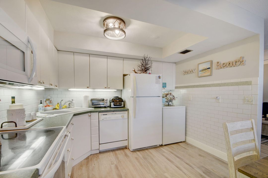 For Sale: $350,000 (2 beds, 1 baths, 1015 Square Feet)