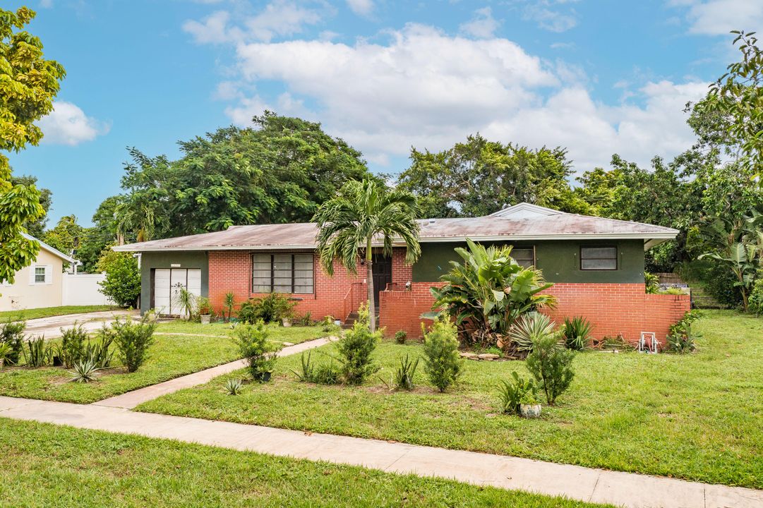 For Sale: $499,000 (3 beds, 2 baths, 1947 Square Feet)