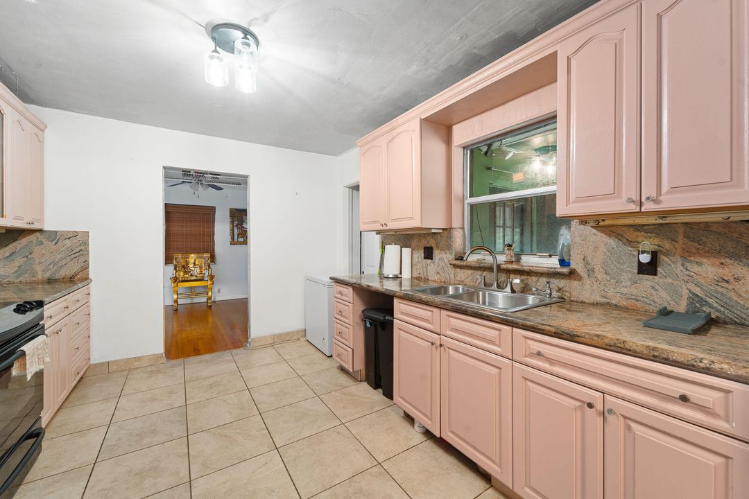 For Sale: $499,000 (3 beds, 2 baths, 1947 Square Feet)