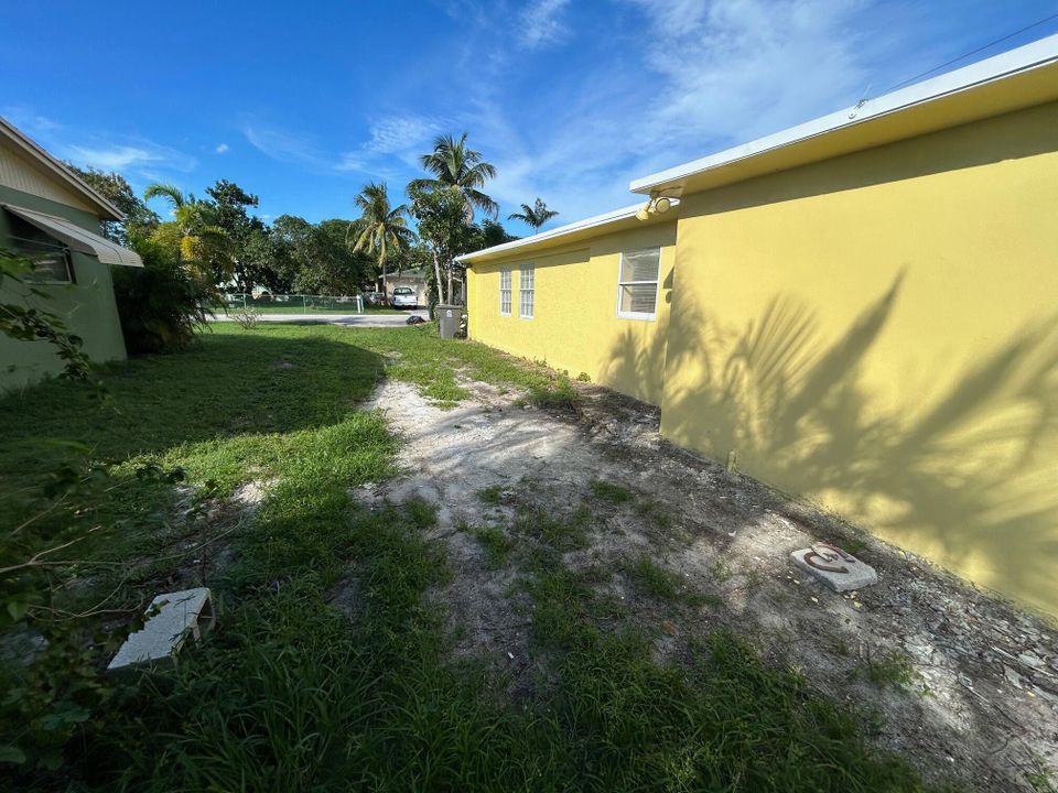 For Sale: $400,000 (3 beds, 1 baths, 1124 Square Feet)