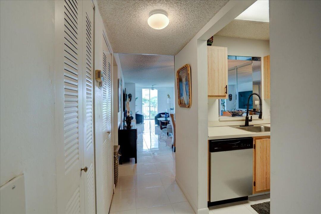 For Sale: $179,000 (2 beds, 2 baths, 990 Square Feet)