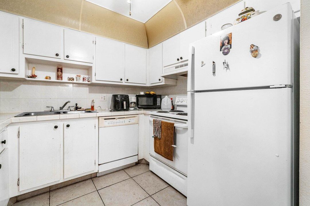 For Sale: $164,999 (1 beds, 1 baths, 784 Square Feet)