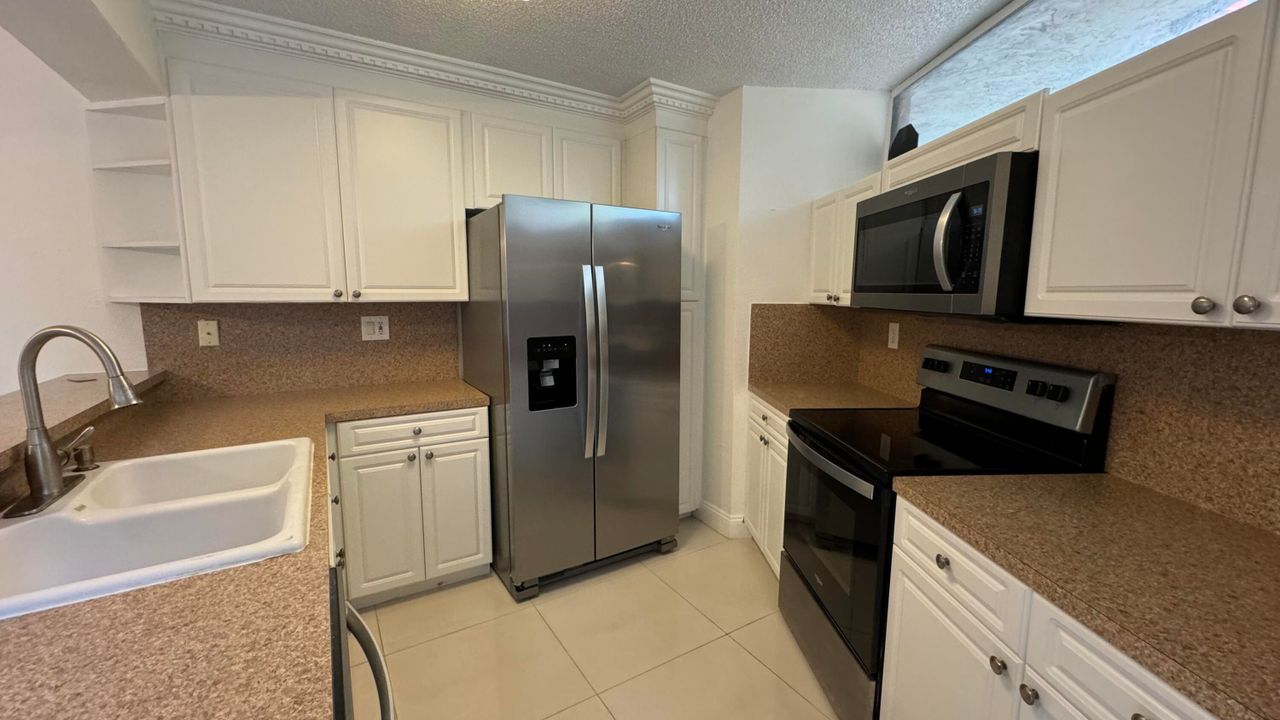 For Sale: $399,999 (2 beds, 2 baths, 1302 Square Feet)