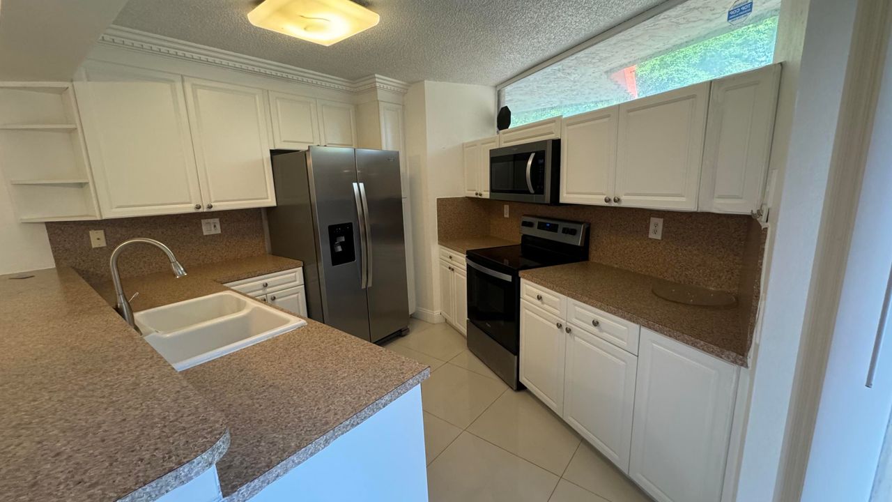 For Sale: $399,999 (2 beds, 2 baths, 1302 Square Feet)