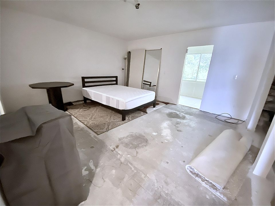 For Sale: $84,900 (1 beds, 1 baths, 738 Square Feet)