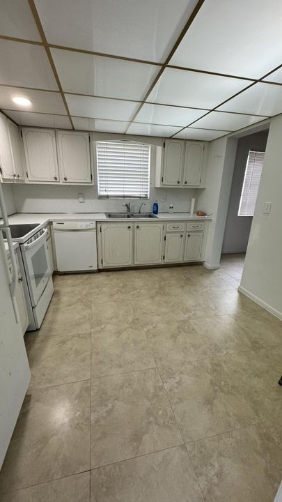 For Sale: $200,000 (2 beds, 2 baths, 1090 Square Feet)