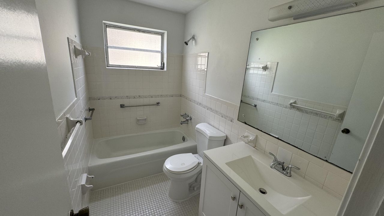 For Sale: $200,000 (2 beds, 2 baths, 1090 Square Feet)