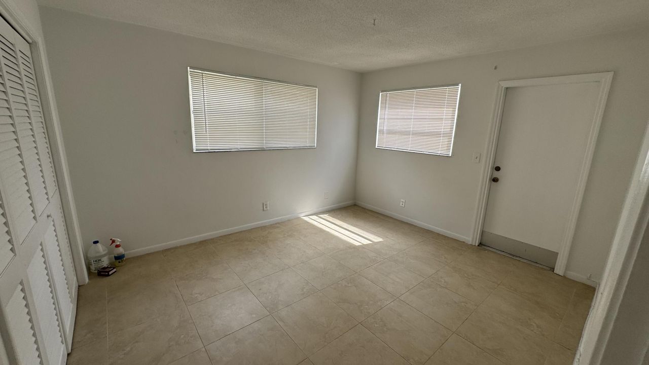 For Sale: $200,000 (2 beds, 2 baths, 1090 Square Feet)