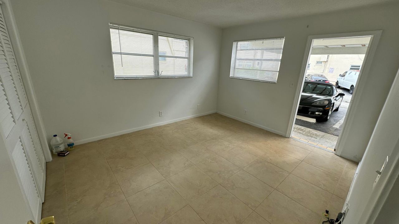 For Sale: $200,000 (2 beds, 2 baths, 1090 Square Feet)