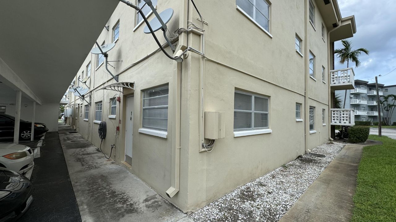 For Sale: $200,000 (2 beds, 2 baths, 1090 Square Feet)