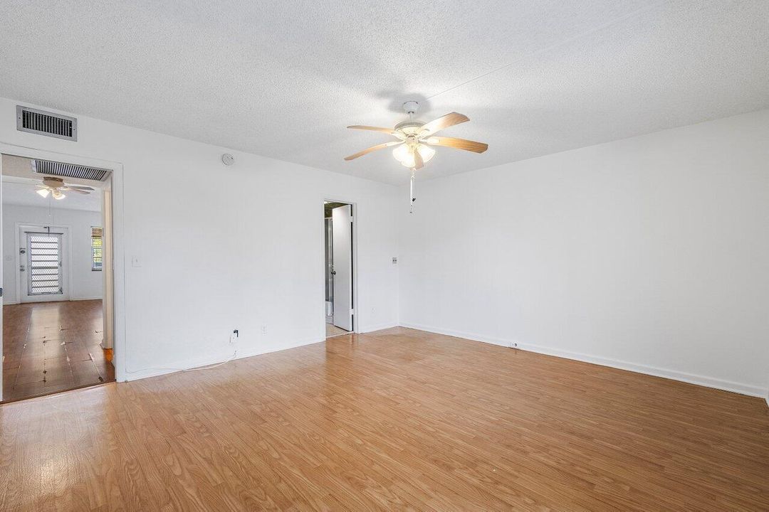 For Sale: $112,500 (1 beds, 1 baths, 738 Square Feet)