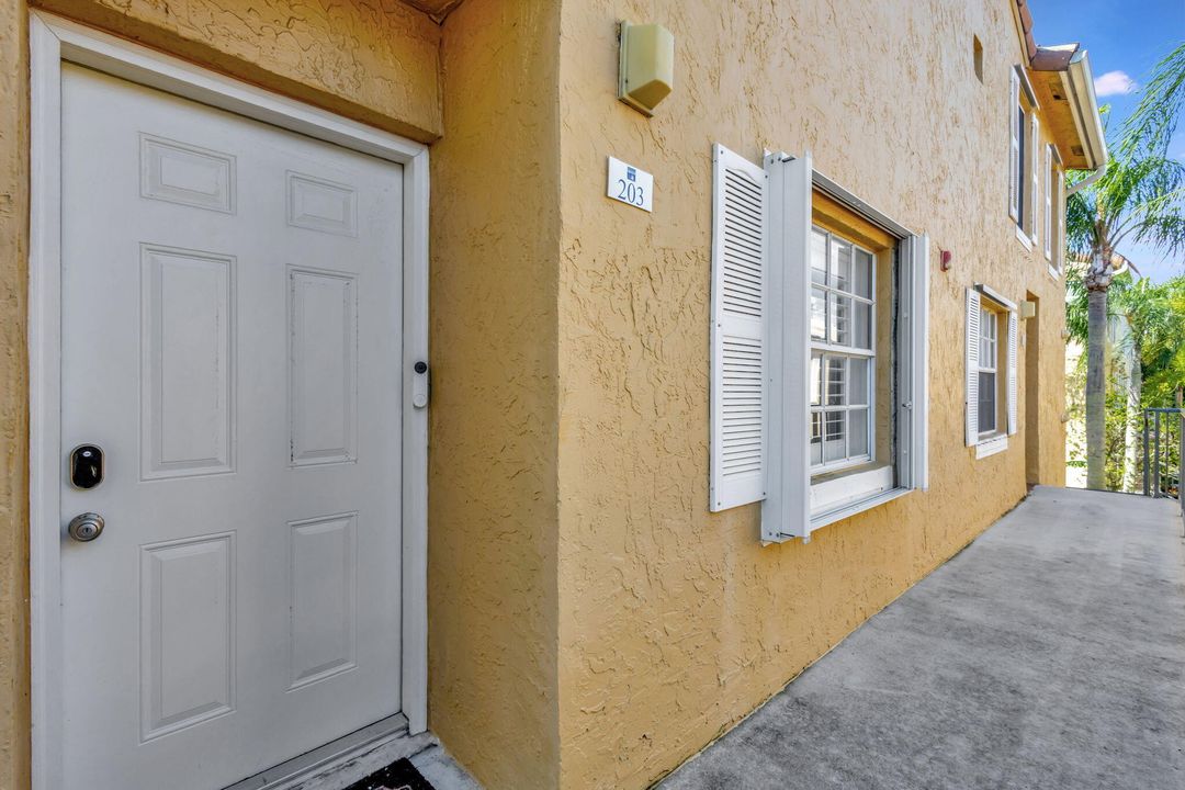 For Sale: $275,000 (2 beds, 2 baths, 1206 Square Feet)