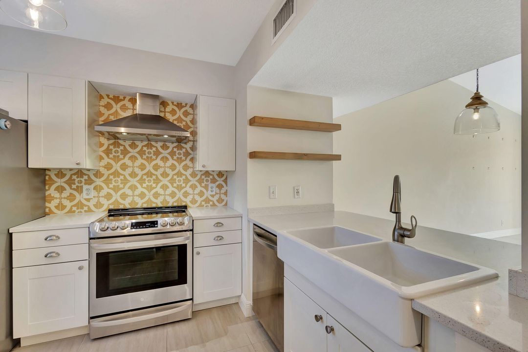 For Sale: $275,000 (2 beds, 2 baths, 1206 Square Feet)