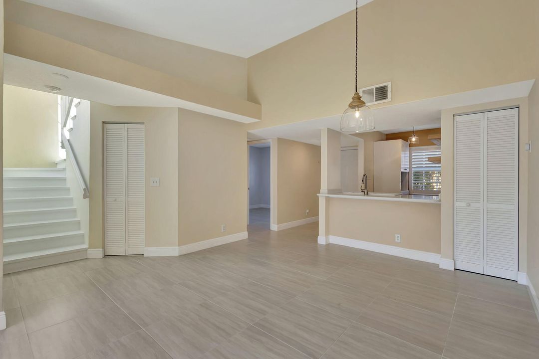 For Sale: $275,000 (2 beds, 2 baths, 1206 Square Feet)