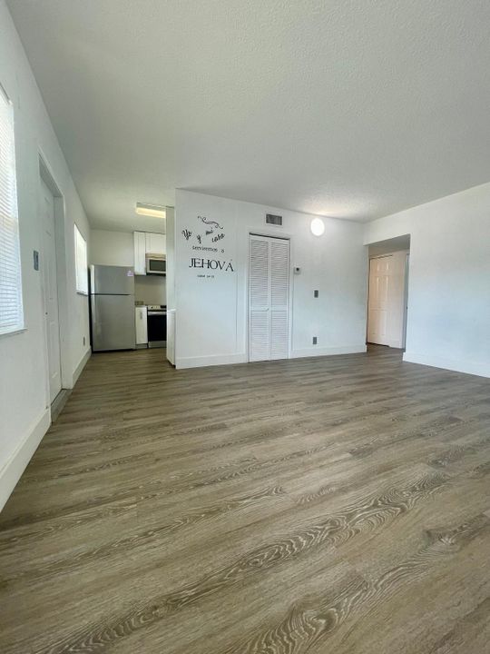 For Rent: $1,900 (2 beds, 1 baths, 721 Square Feet)