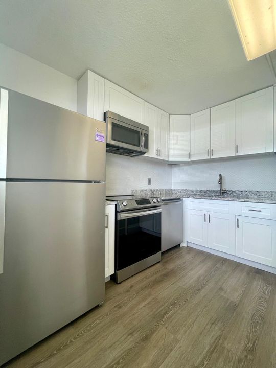 For Rent: $1,900 (2 beds, 1 baths, 721 Square Feet)