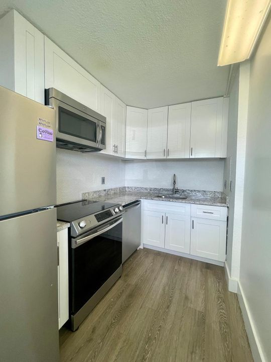 For Rent: $1,900 (2 beds, 1 baths, 721 Square Feet)