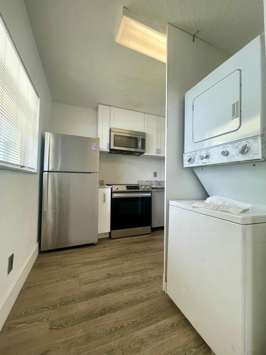 For Rent: $1,900 (2 beds, 1 baths, 721 Square Feet)