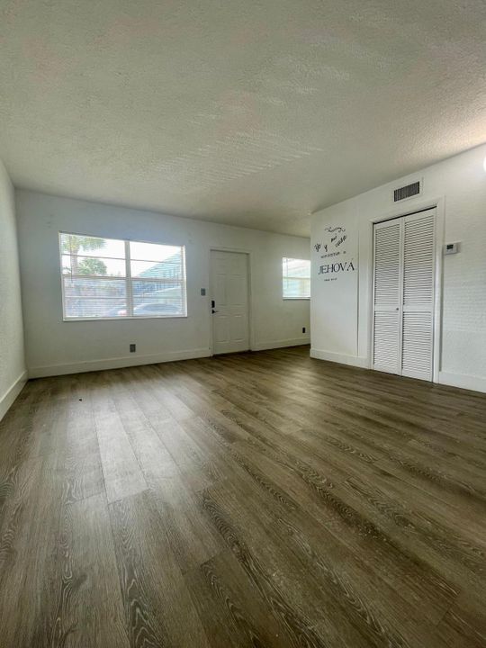 For Rent: $1,900 (2 beds, 1 baths, 721 Square Feet)