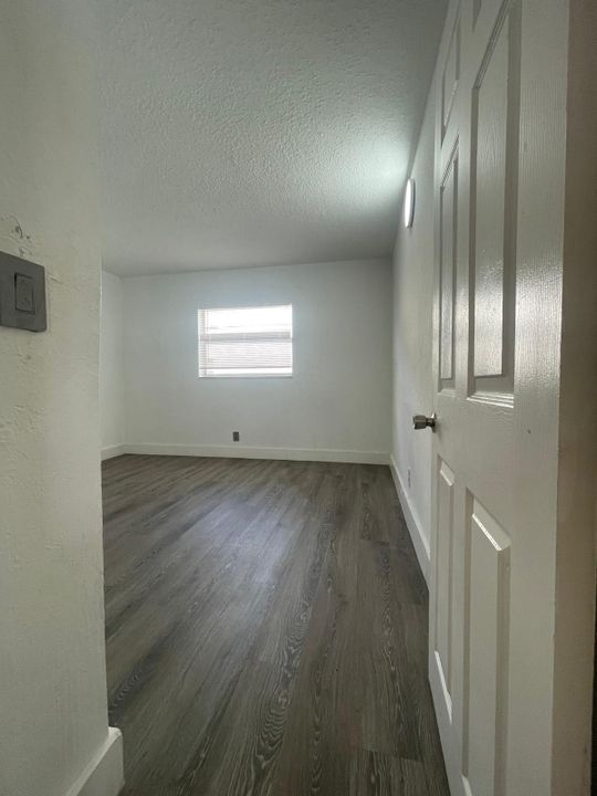 For Rent: $1,900 (2 beds, 1 baths, 721 Square Feet)