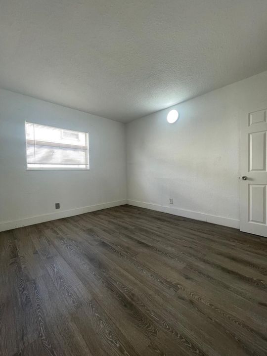 For Rent: $1,900 (2 beds, 1 baths, 721 Square Feet)