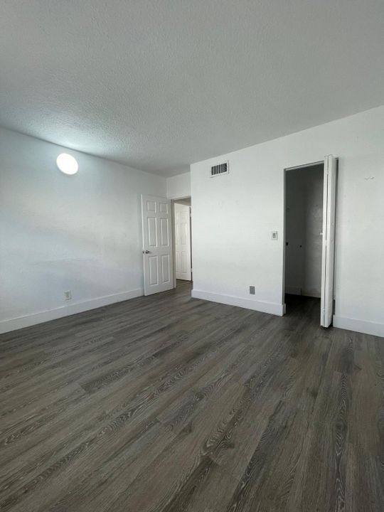 For Rent: $1,900 (2 beds, 1 baths, 721 Square Feet)