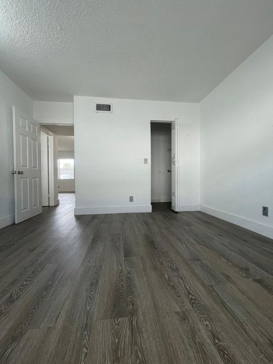 For Rent: $1,900 (2 beds, 1 baths, 721 Square Feet)