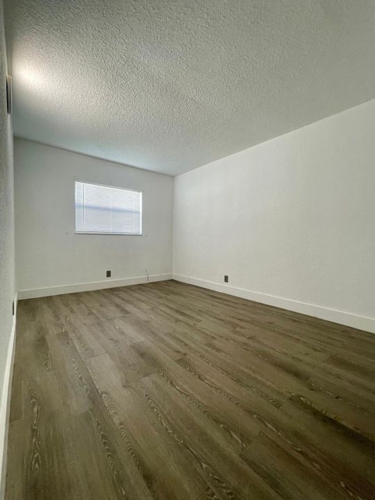 For Rent: $1,900 (2 beds, 1 baths, 721 Square Feet)