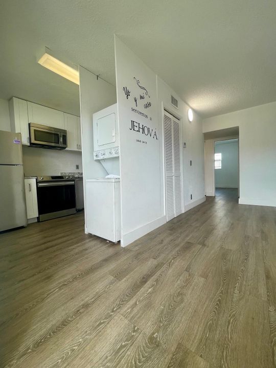 For Rent: $1,900 (2 beds, 1 baths, 721 Square Feet)